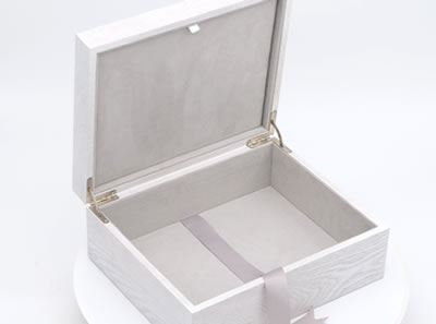 The interior of the folui box is fully lined in our super soft, luxurious material