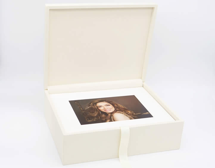11x14 XL Premium Ivory Folio Box with 30 Standard 7x10 Ivory Mats